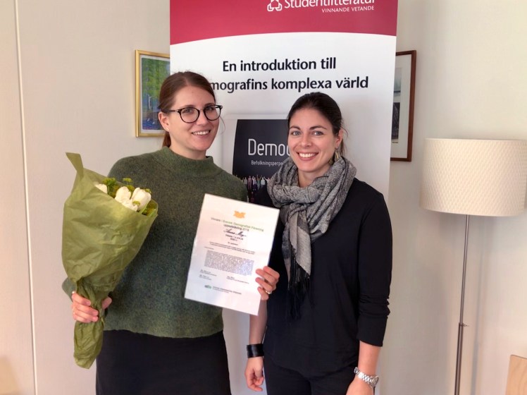 Anna Meyer (left) receives the award from Linda Kridahl, chair, Swedish Demographic Association and researcher at the Stockholm Demography Unit.