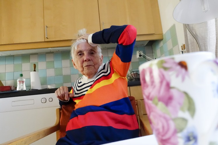 Foto: Äldre kvinna sitter i köket. Alexander Farnsworth/Mostphotos